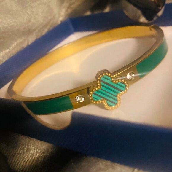 Neiman Marcus Emerald Green 18K Gold Plated Clover Clic Clac Bracelet - Picture 2 of 4